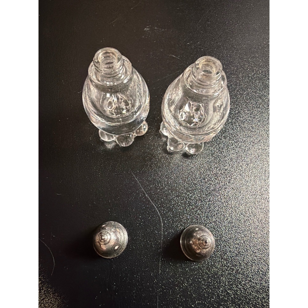 Vintage Clear Glass Salt & Pepper Shakers Set Silver Tone Lids Bubble Foot Base - Picture 6 of 8